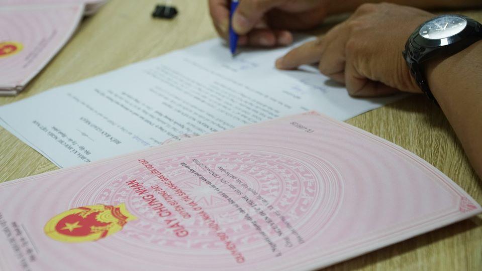 Cầm Sổ Hồng là Gì? Hiểu Rõ Khái Niệm và Quy Trình!